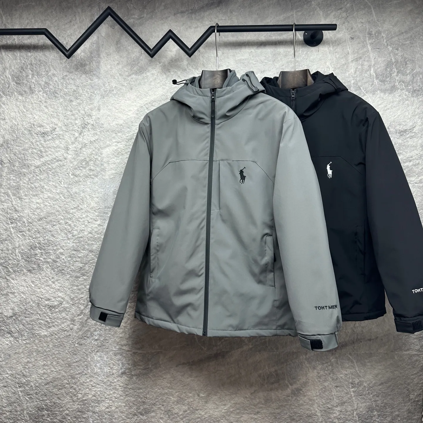 P490 Ralph Lauren 2025 new embroidered logo three-in-one jacket for couples, cotton jacket 💯Made of polyester fiber composite waterproof fabric, polar fleece liner, popular Internet celebrity style, exquisite craftsmanship, waterproof treatment of fabric, windproof and cold-resistant, excellent breathability, comfortable and versatile jacket, fashionable and versatile, same style as Internet celebrity, ingenious style, simple and fashionable, same style for men and women Original main wheat washed tag moisture-proof paper packaging 👍 Size: M—3XL Color: black gray